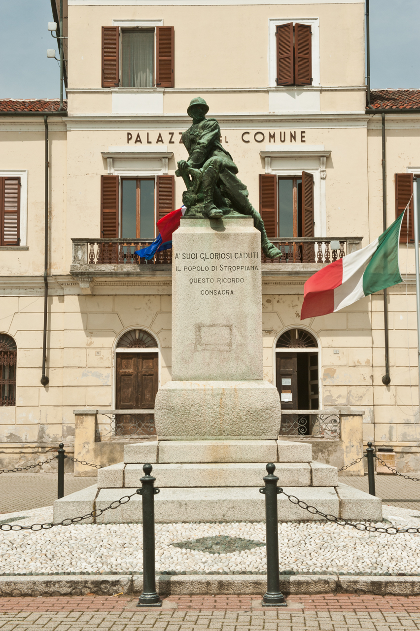 figura di soldato: fante (monumento ai caduti) di Gartmann Attilio (primo quarto sec. XX)