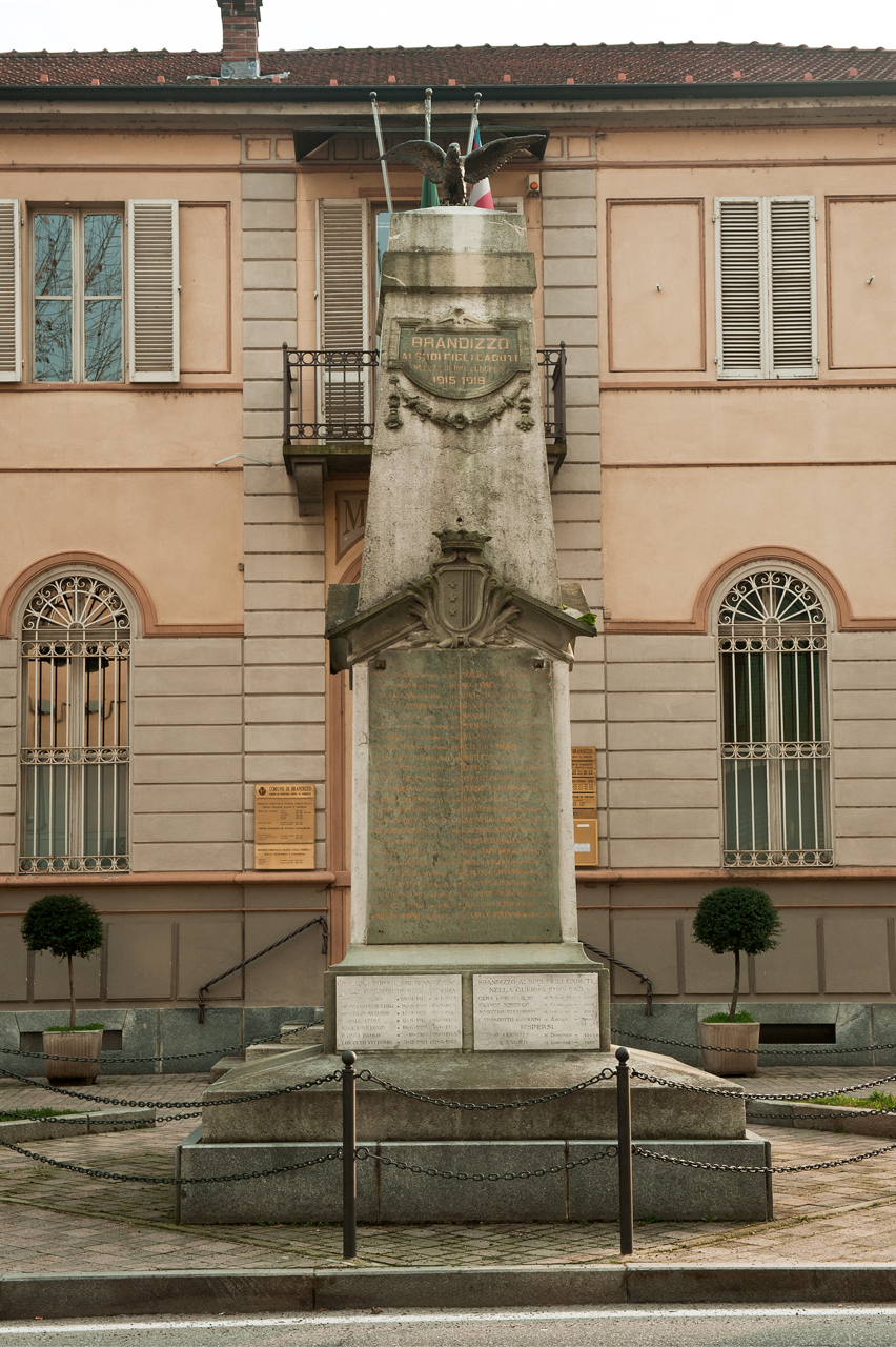 allegoria della Vittoria come aquila, stemma del comune di Brandizzo (monumento ai caduti - ad obelisco) di Caro F (secondo quarto, metà sec. XX, sec. XX)