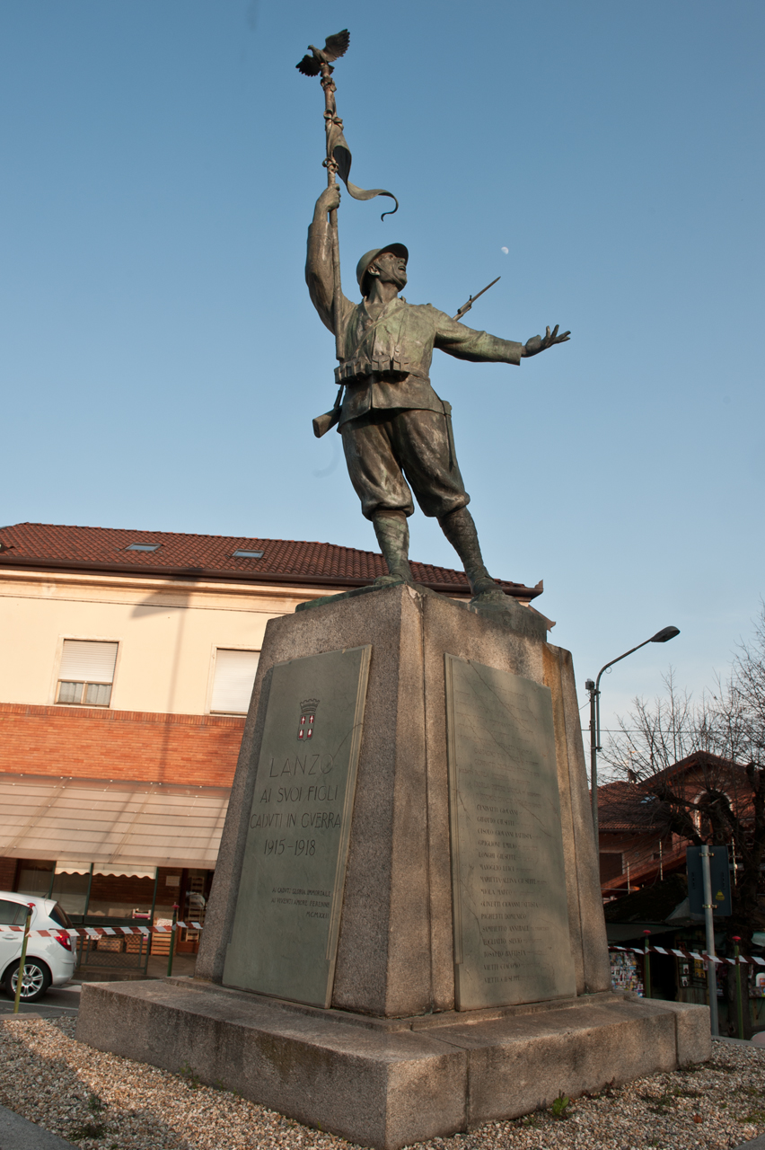 figura di soldato che porta la bandiera (monumento ai caduti - a cippo) di Giacomasso Alberto (primo quarto, secondo quarto sec. XX, sec. XX)