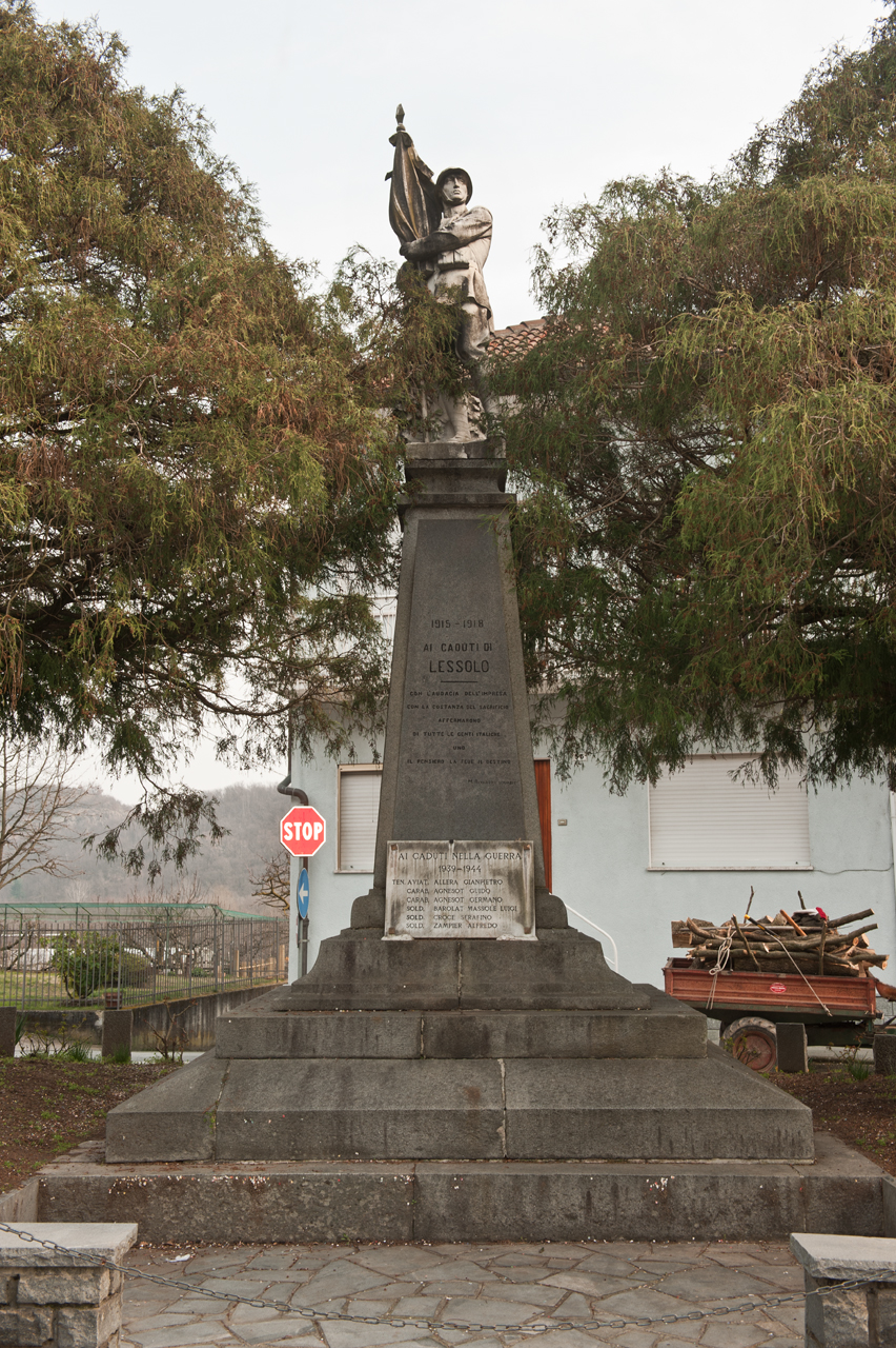 figura di soldato che porta la bandiera (monumento ai caduti - ad obelisco) - ambito piemontese (primo quarto, metà sec. XX, sec. XX)