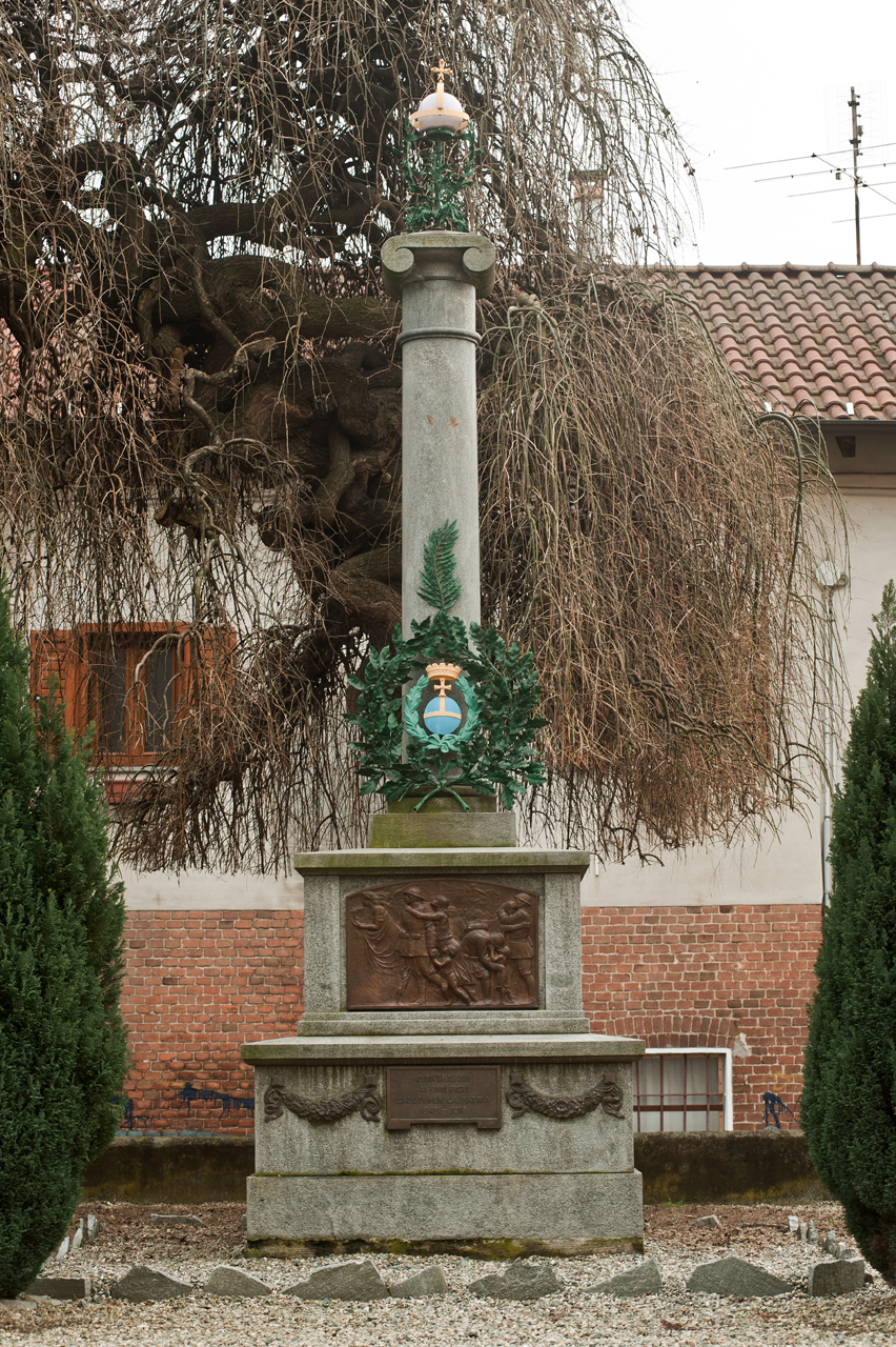 allegoria del sacrificio del soldato per la Patria, stemma del comune di Montanaro (monumento ai caduti - a colonna) di Forchino Domenico (primo quarto Sec. XX)