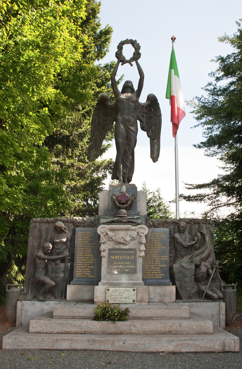allegoria della Vittoria (monumento ai caduti - ad ara) di Piccioni Gino - ambito piemontese (prima metà sec. XX)