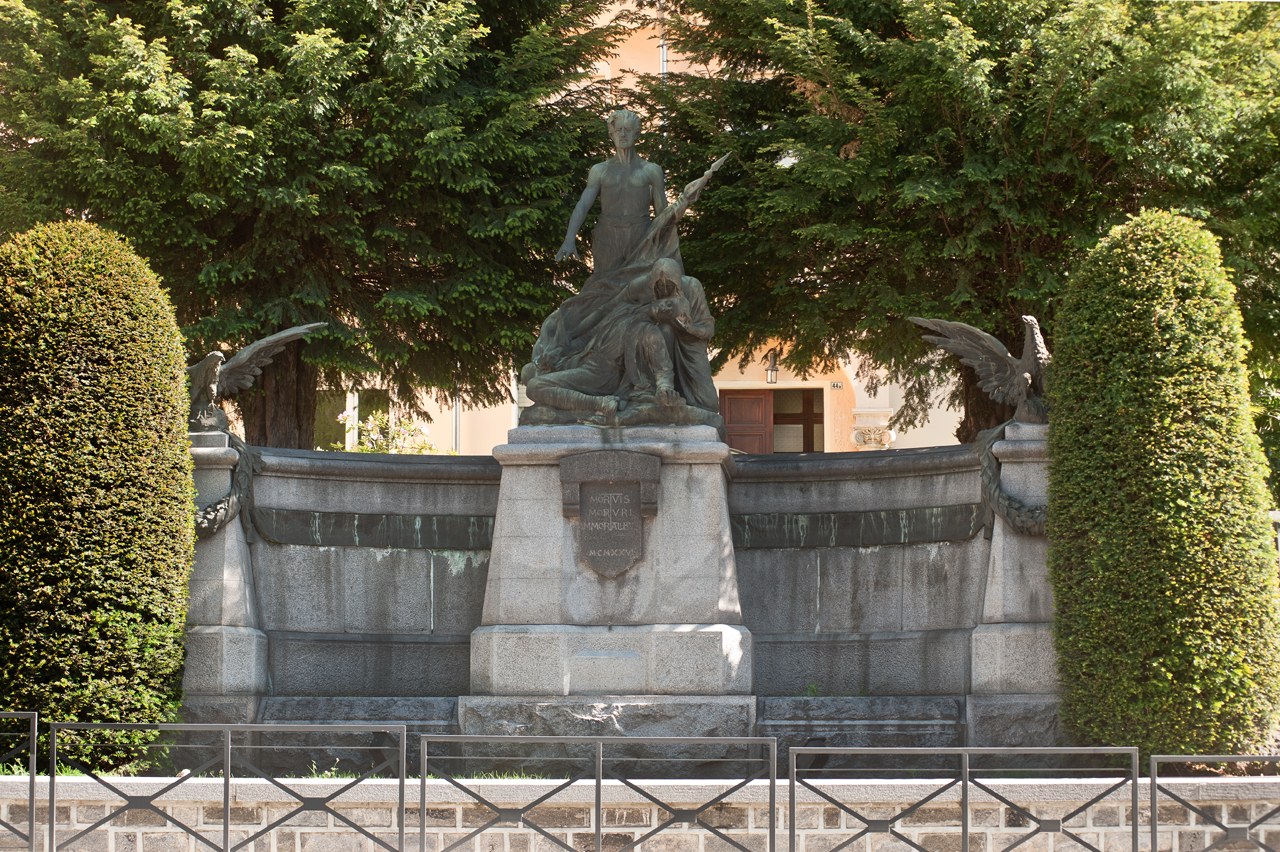 allegoria della morte del soldato, figura di soldato che porta la bandiera, allegoria della Vittoria come aquila (monumento ai caduti - ad emiciclo) di Mosca Pietro (secondo quarto sec. XX)