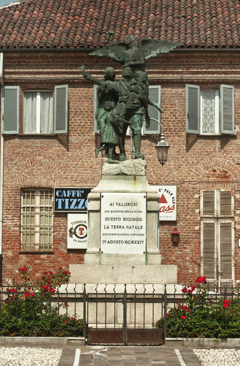 allegoria del soldato che protegge una madre col bambino, allegoria della Vittoria (monumento ai caduti) - ambito piemontese (primo quarto, metà sec. XX, sec. XX)
