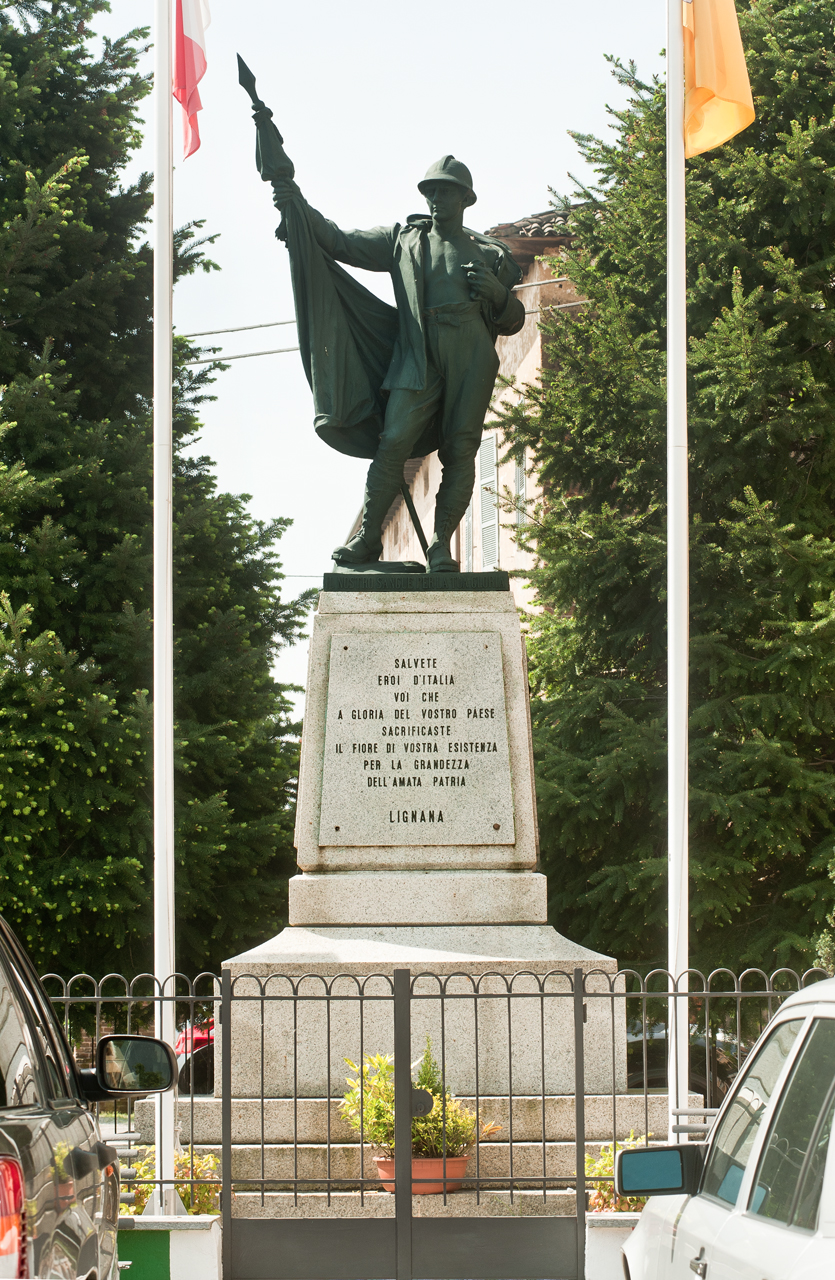 figura di soldato che porta la bandiera (monumento ai caduti) di Porzio Francesco, Piazza M. Ditta (secondo quarto, metà sec. XX, sec. XX)