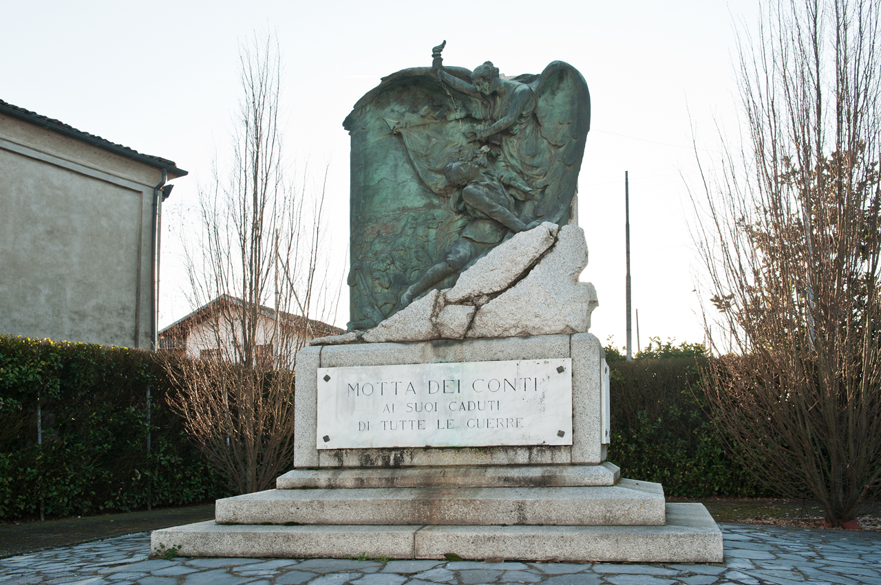 allegoria della Vittoria che incorona un soldato morente (monumento ai caduti) di Capra Guido (primo quarto, metà sec. XX, sec. XX)