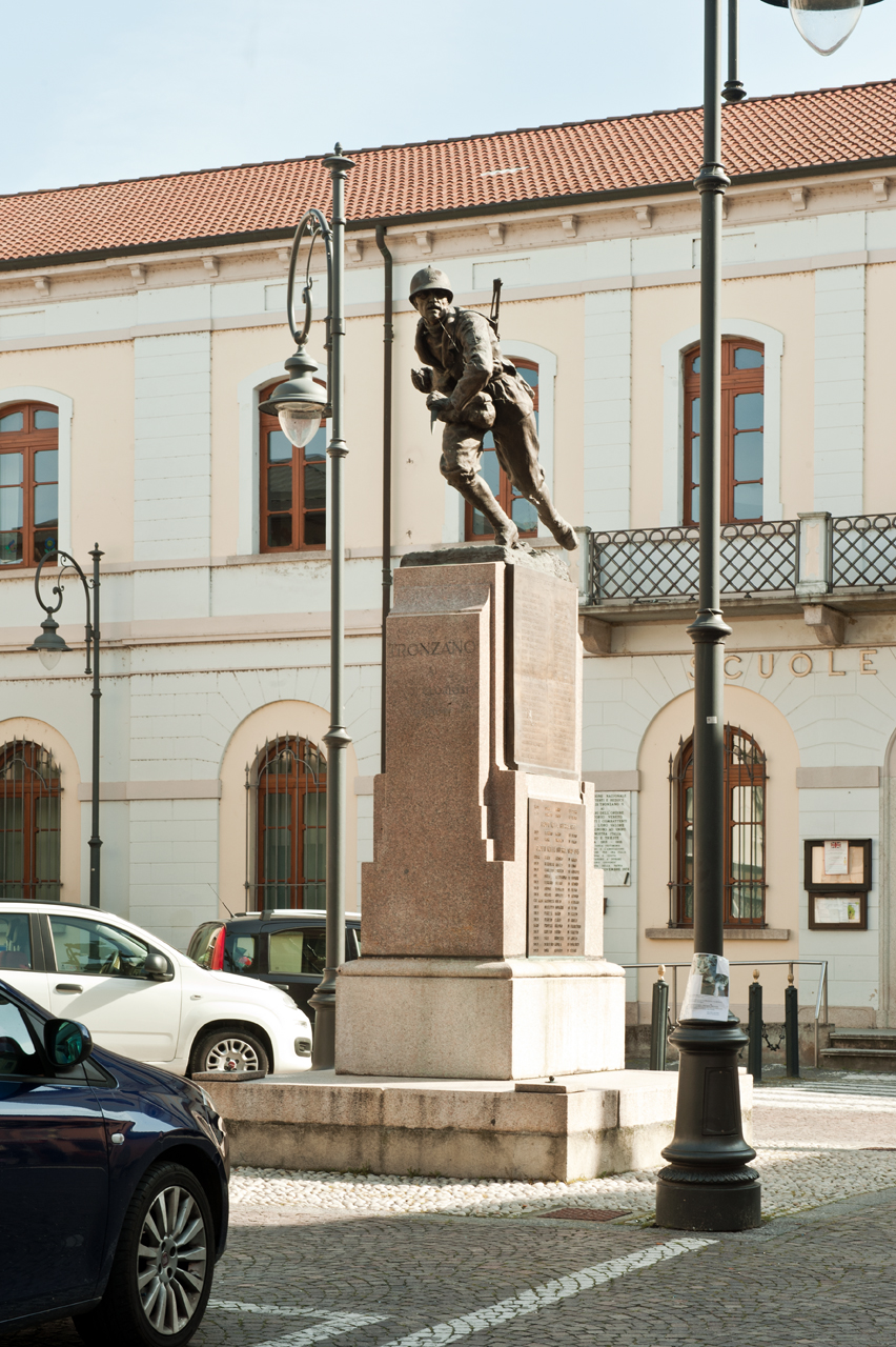 figura di soldato in combattimento (monumento ai caduti) di Biscarra Cesare (primo quarto, metà sec. XX, sec. XX)