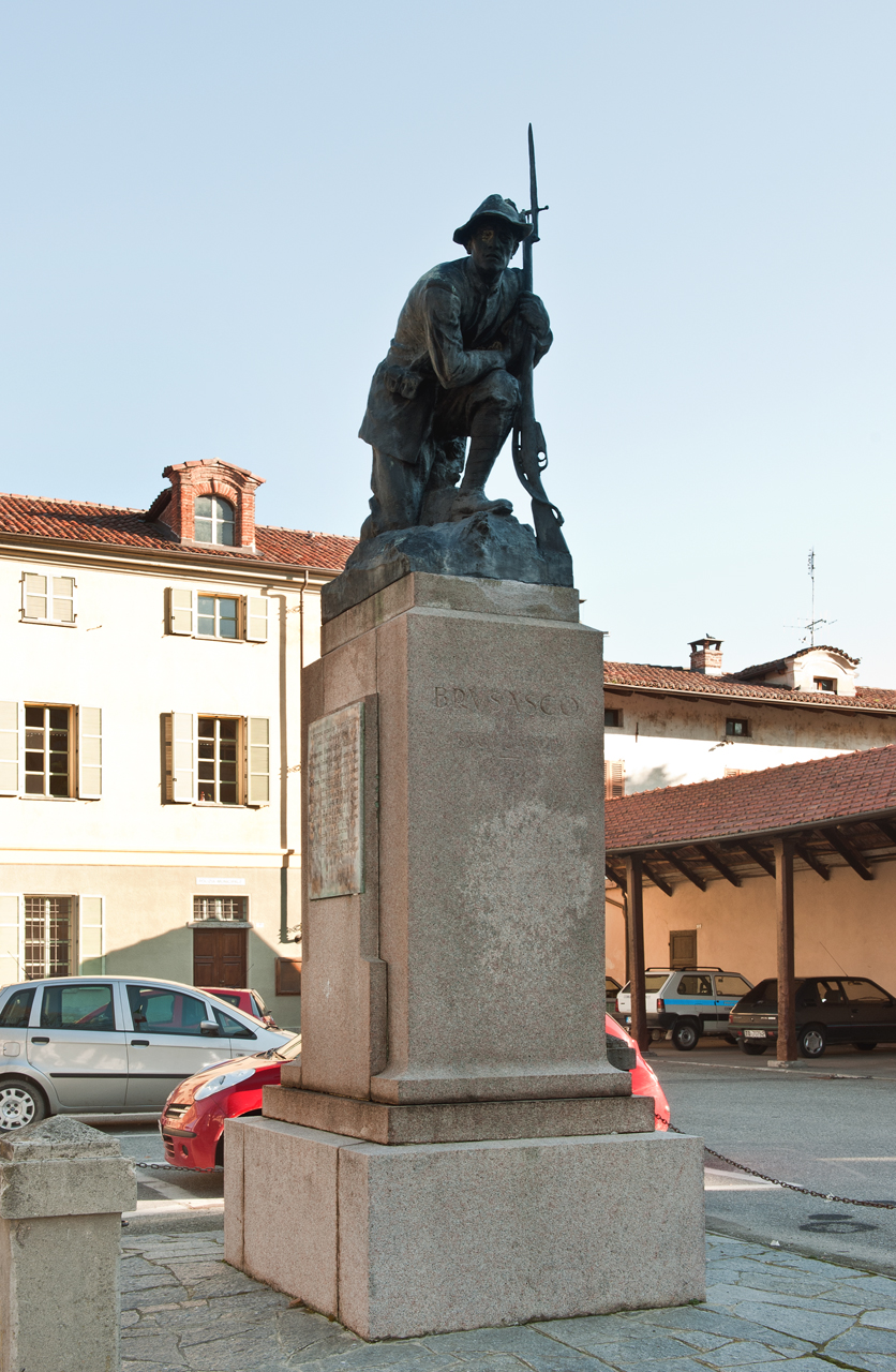 figura di soldato: alpino (monumento ai caduti - a cippo) di Biscarra Cesare (secondo quarto, metà sec. XX, sec. XX)