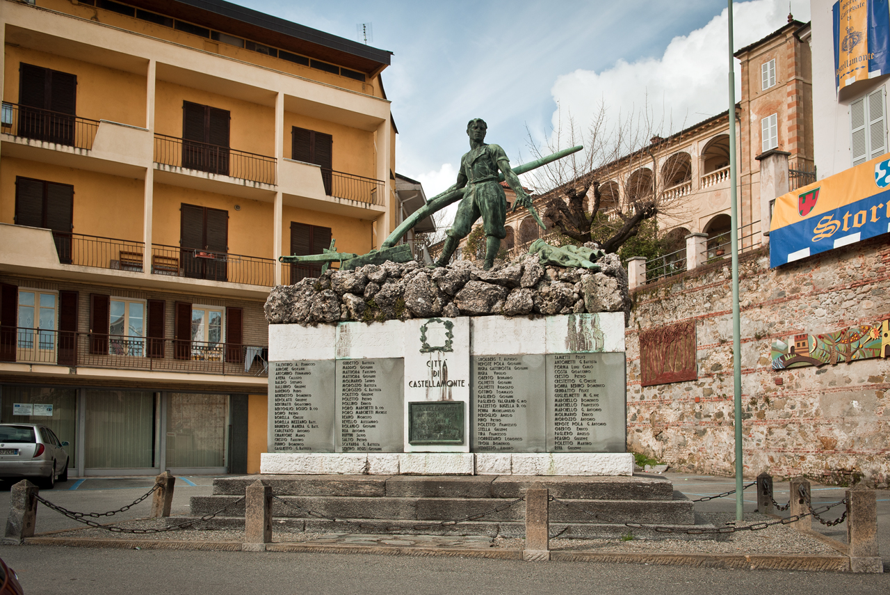 Figura di soldato che ara un campo (monumento ai caduti) di Monti Michelangelo (primo quarto, metà sec. XX, sec. XX)