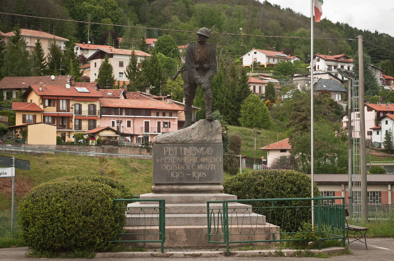 figura di soldato (monumento ai caduti - a cippo) di Gartmann Attilio - ambito piemontese (secondo quarto sec. XX)