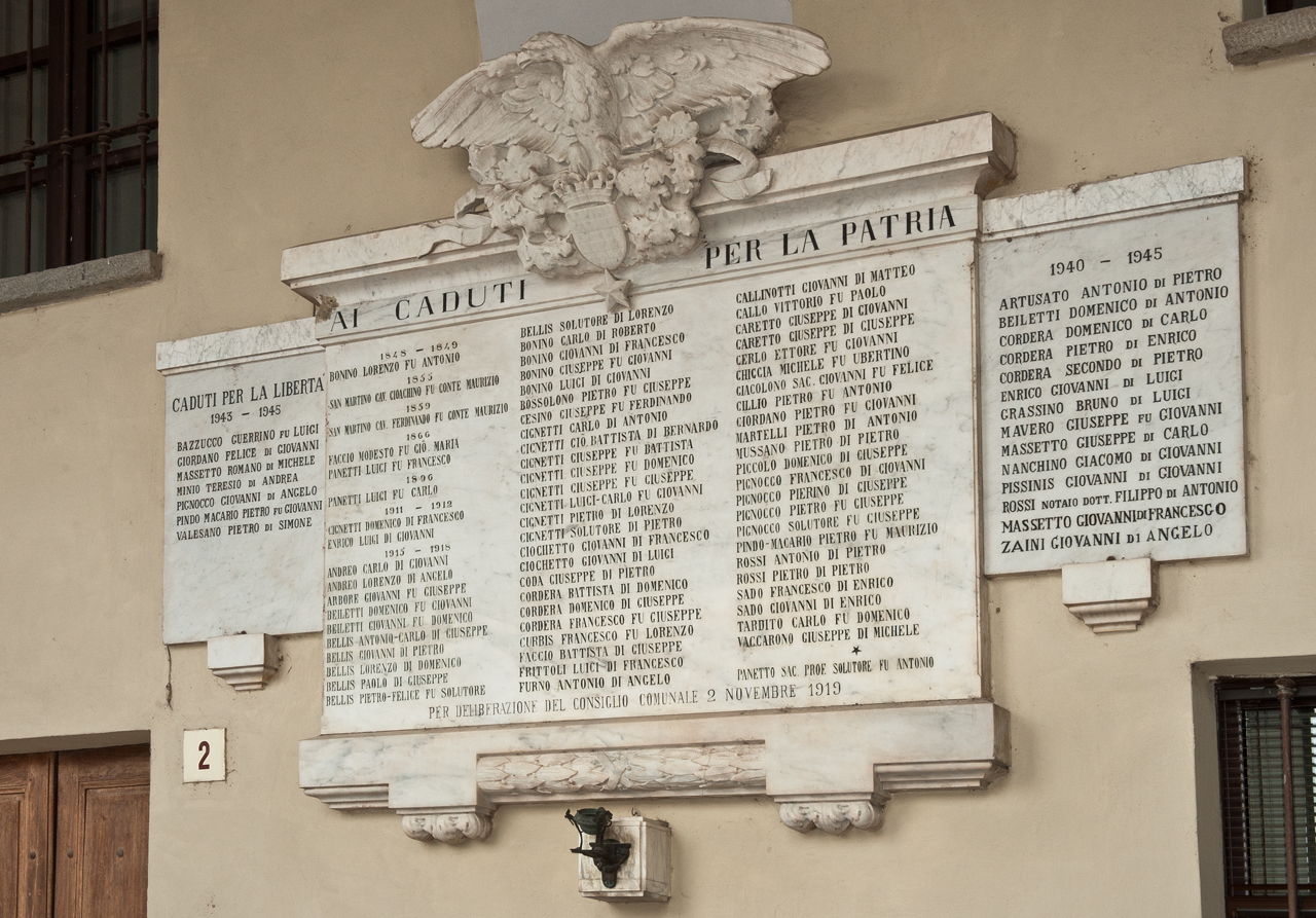 allegoria della Vittoria come aquila, stemma del comune di Strambino (lapide commemorativa ai caduti) di Martinelli Antonio (primo quarto, metà sec. XX, sec. XX)