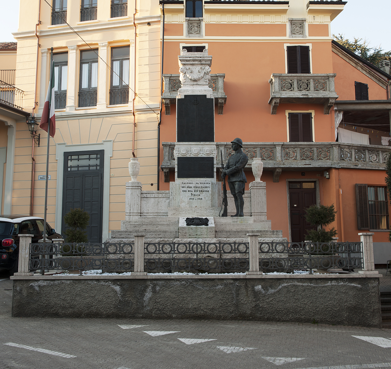 figura di soldato: fante (monumento ai caduti - a stele) - ambito piemontese (primo quarto, metà sec. XX, sec. XX)