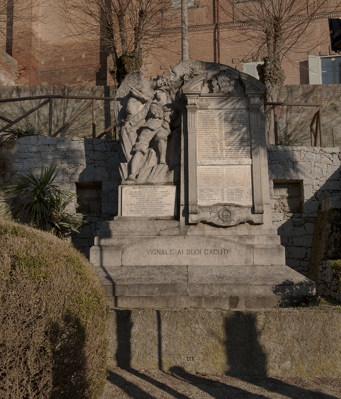 allegoria della morte del soldato, stemma comunale di Vignale Monferrato, trofeo decorativo (monumento ai caduti - a lapide) di Capra Guido (primo quarto, metà sec. XX, sec. XX)