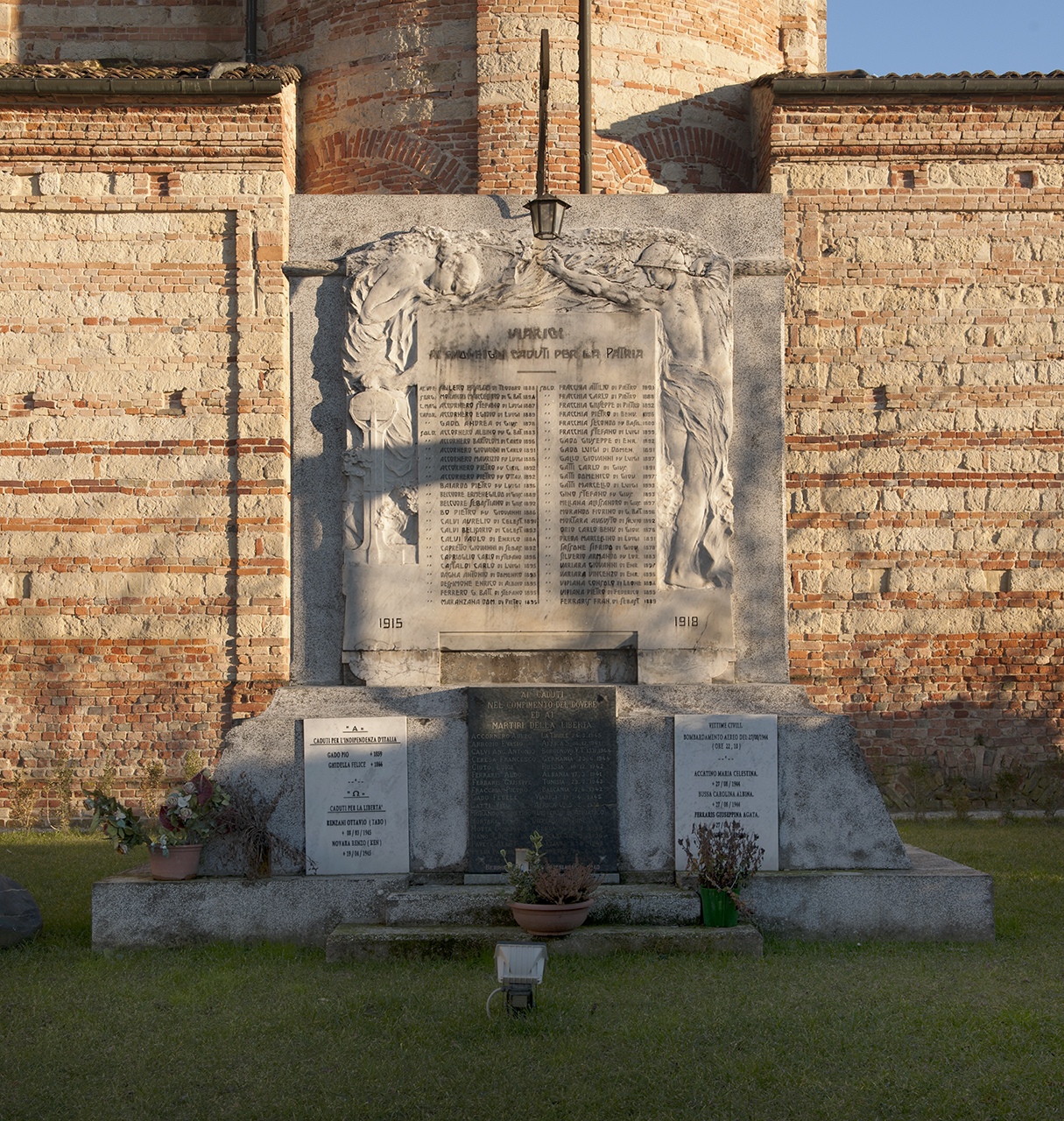 figura di soldato con allegoria della Patria (monumento ai caduti - a lapide) di Giribaldi Materno (primo quarto, metà sec. XX, sec. XX)