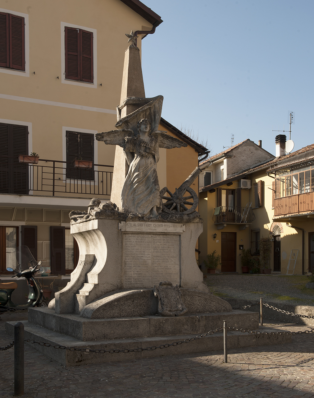 allegoria della Vittoria, figura di soldato in combattimento (monumento ai caduti - ad obelisco) - ambito piemontese (primo quarto, metà sec. XX, sec. XX)