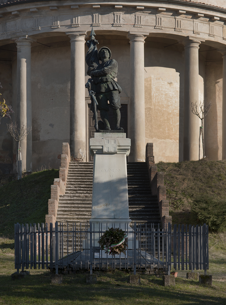 figura di soldato che porta la bandiera, stemma reale sabaudo, stemma comunale di Casorzo (monumento ai caduti - a cippo) - ambito piemontese (primo quarto, metà sec. XX, sec. XX)