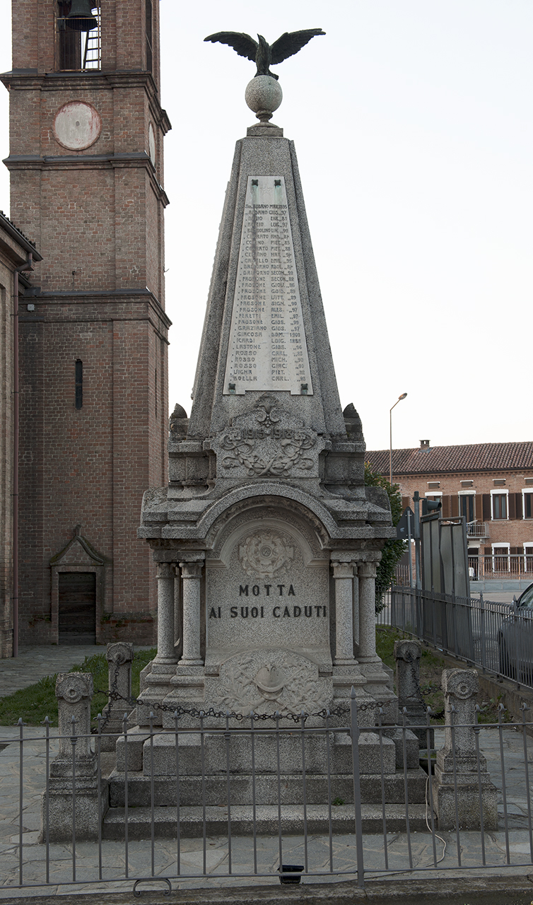 allegoria della Vittoria come aquila, trofeo d'armi (monumento ai caduti - ad obelisco) - ambito piemontese (primo quarto, metà sec. XX, sec. XX)