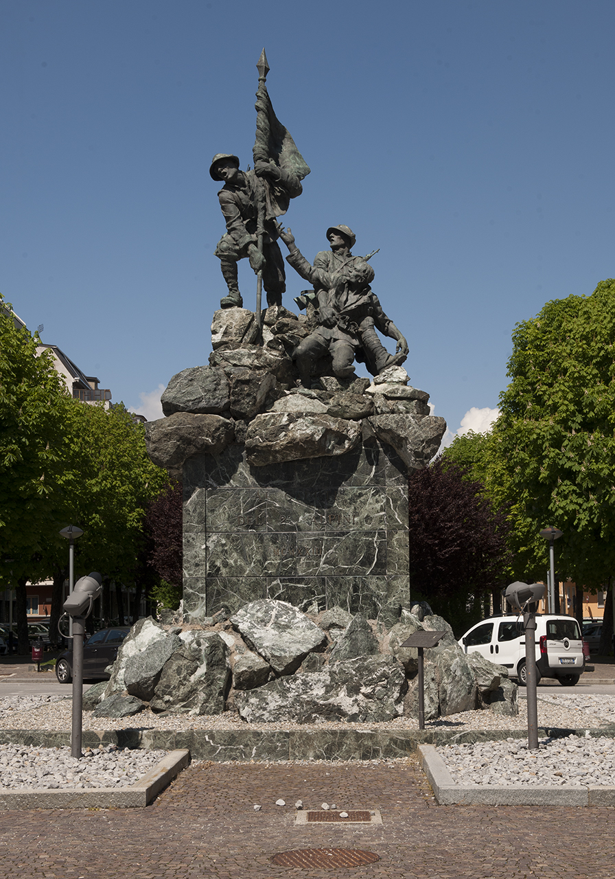 figure di soldati: alpini (monumento ai caduti - a cippo) di Monti Michelangelo (primo quarto sec. XX)