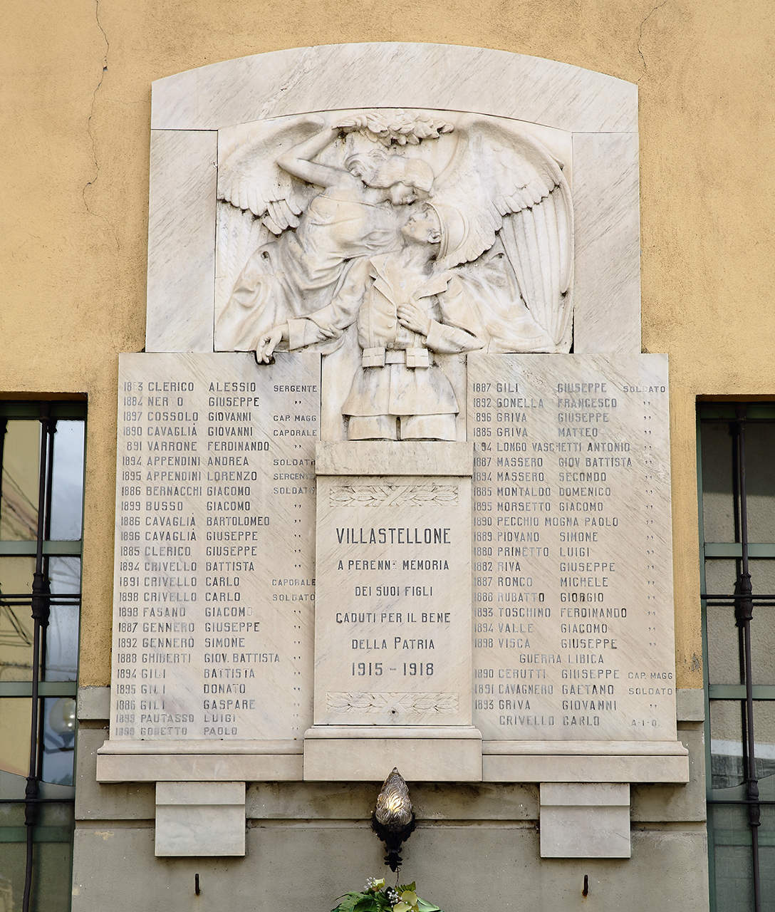 allegoria della Vittoria che premia un soldato (lapide commemorativa ai caduti) - ambito piemontese (primo quarto sec. XX)