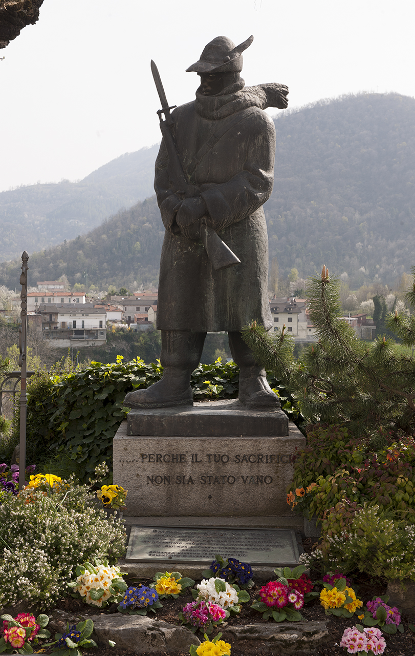 figura di soldato: alpino (monumento ai caduti - a cippo) di Musso Emilio (primo quarto sec. XX)