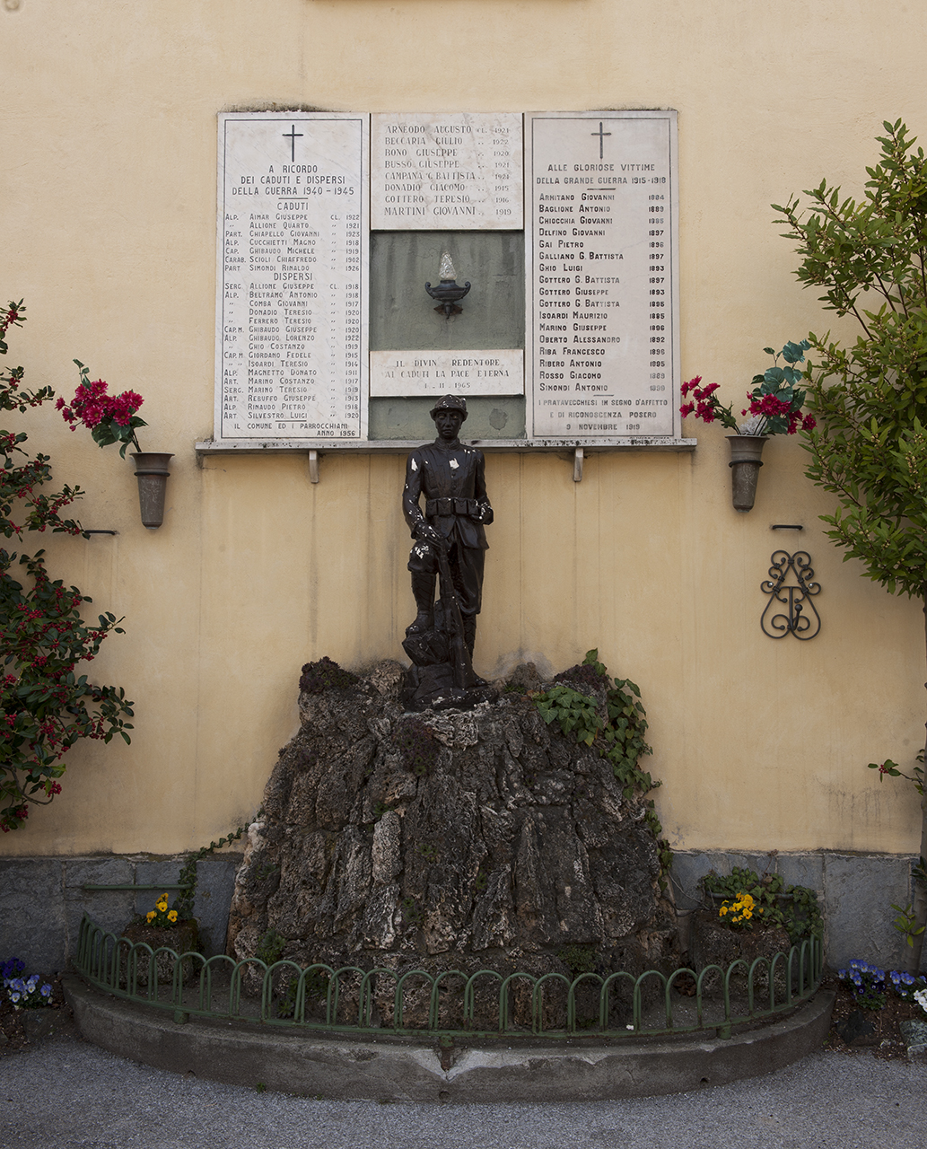 figura di soldato (monumento ai caduti - a lapide) - produzione piemontese (primo quarto, metà sec. XX, sec. XX)