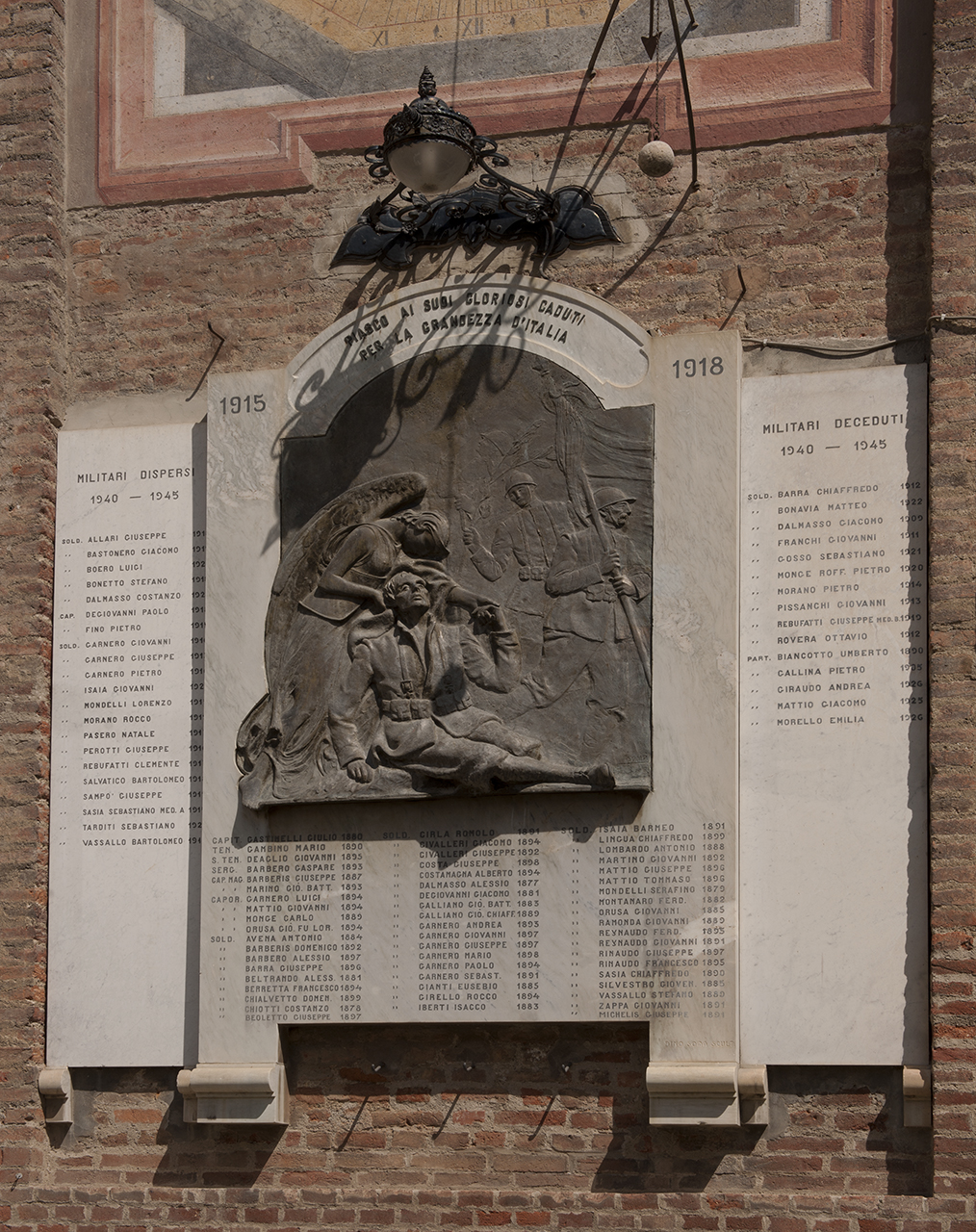 allegoria della morte del soldato (monumento ai caduti - a lapide) di Somà Dino (primo quarto, metà sec. XX, sec. XX)