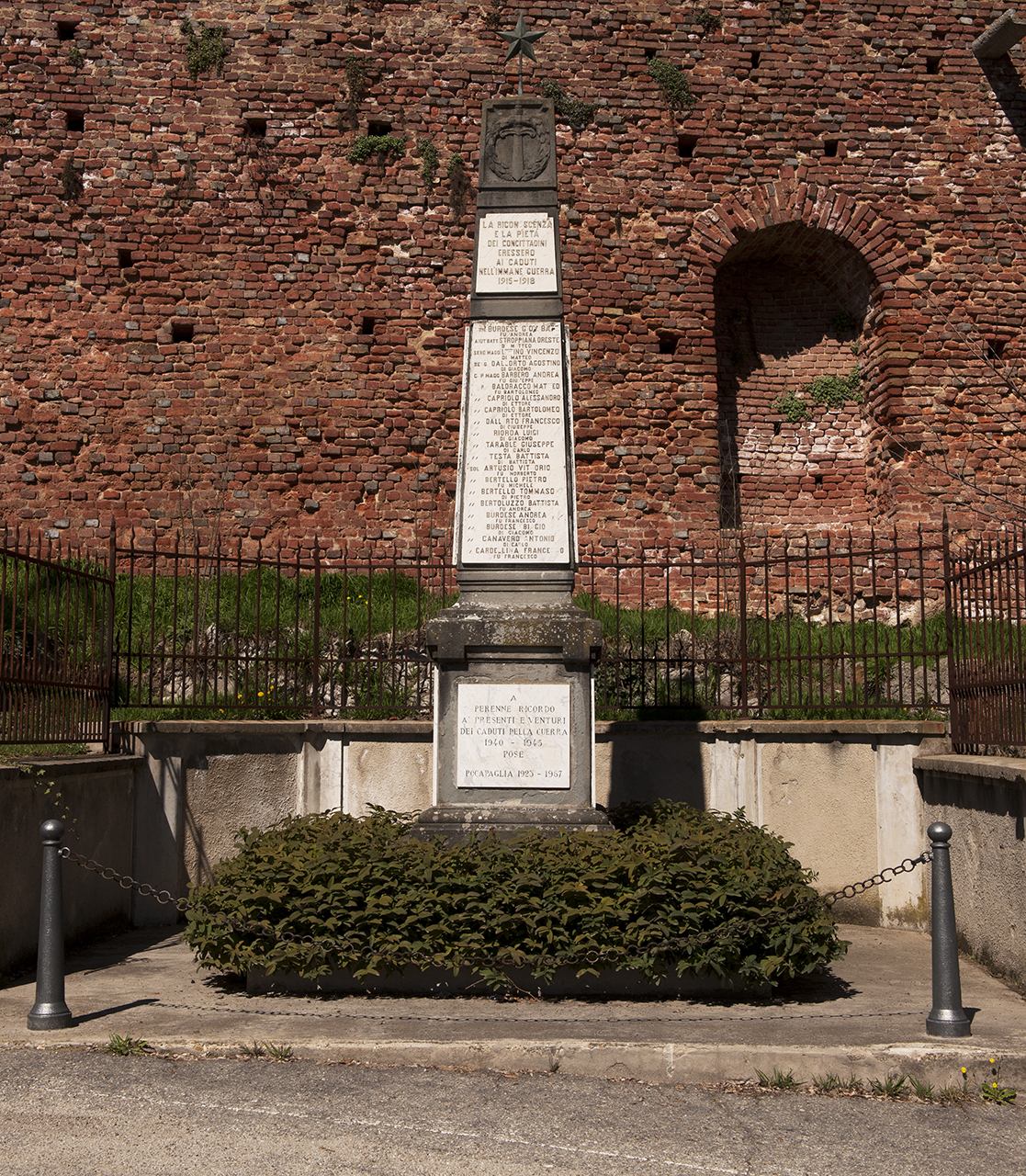 spada entro ghirlanda (monumento ai caduti - ad obelisco) - produzione piemontese (primo quarto, terzo quarto sec. XX, sec. XX)