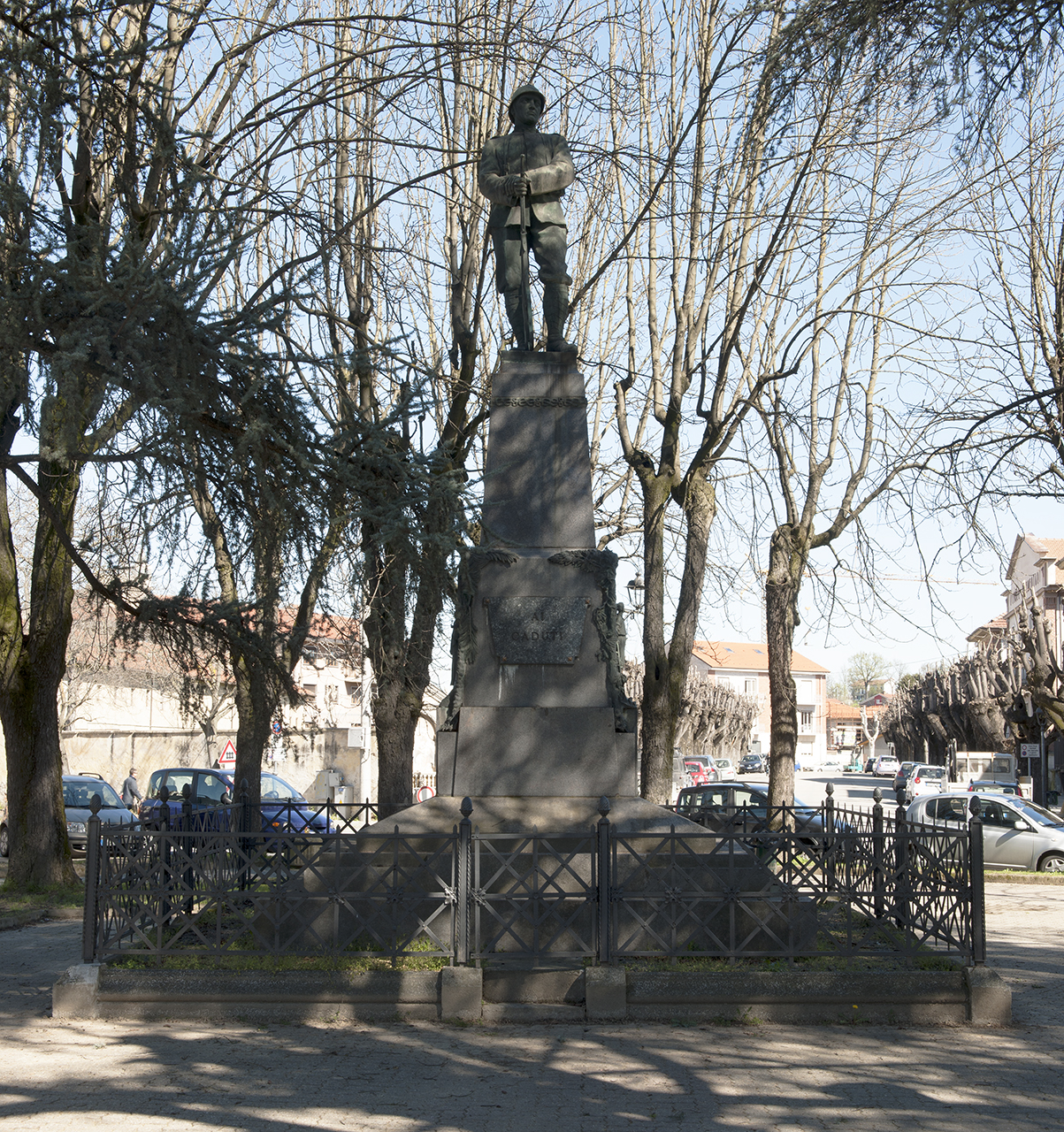 figura di soldato: fante, allegoria della Patria con contadino, allegoria della morte del soldato, stemma reale sabaudo (monumento ai caduti - ad obelisco) - ambito piemontese (primo quarto sec. XX)