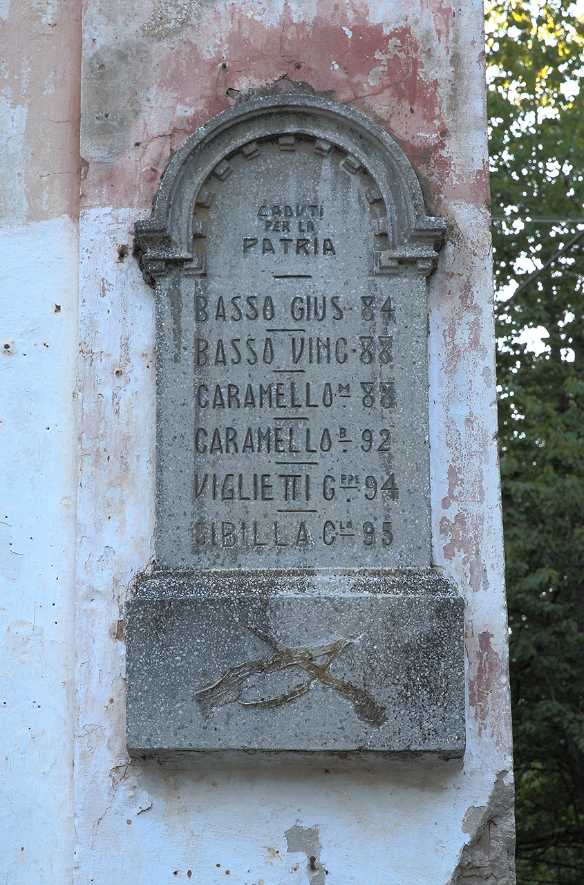 trofeo d'armi (lapide commemorativa ai caduti) - produzione piemontese (primo quarto sec. XX)