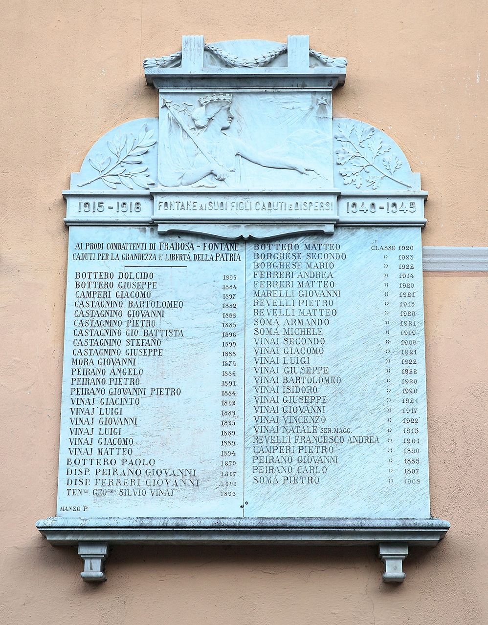 allegoria della Patria (lapide commemorativa ai caduti) di Manzo Ditta (primo quarto, secondo quarto sec. XX, sec. XX)