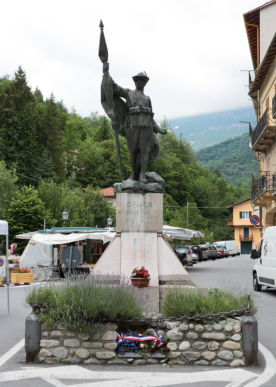 figura di alpino che porta la bandiera (monumento ai caduti - a cippo) di Lavezzari Vittorio (secondo quarto sec. XX)