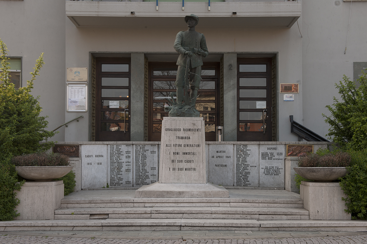 figura di soldato: alpino (monumento ai caduti - ad emiciclo) di Canonica Pietro (secondo quarto, metà sec. XX, sec. XX)