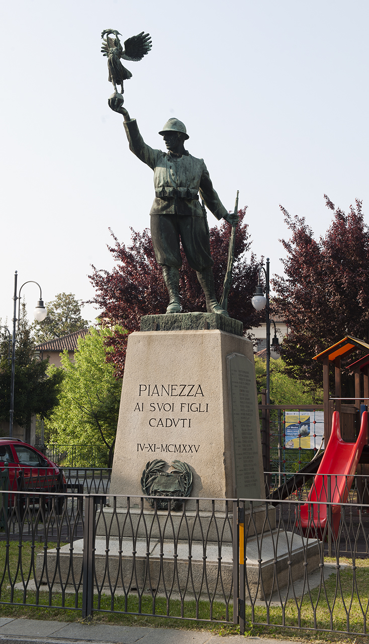 figura di soldato con allegoria della Vittoria (monumento ai caduti - a cippo) di Giacomasso Alberto (secondo quarto, metà sec. XX, sec. XX)