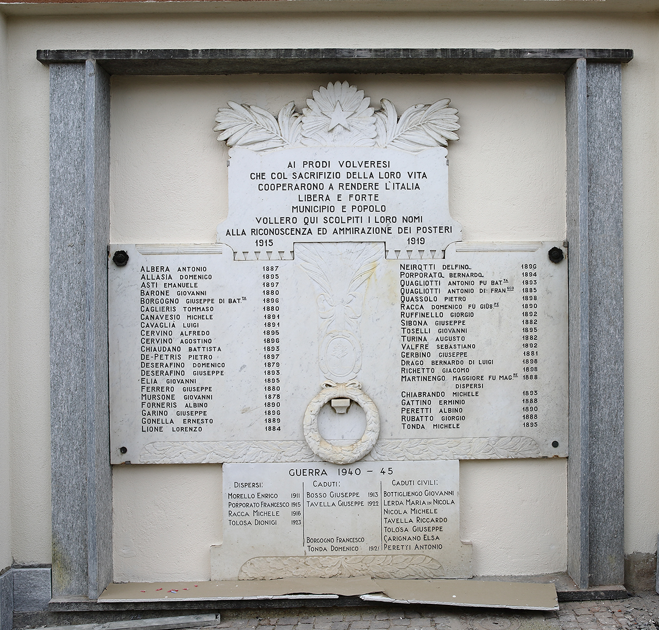 motivo decorativo a ghirlanda (lapide commemorativa ai caduti) - ambito piemontese (primo quarto, metà sec. XX, sec. XX)