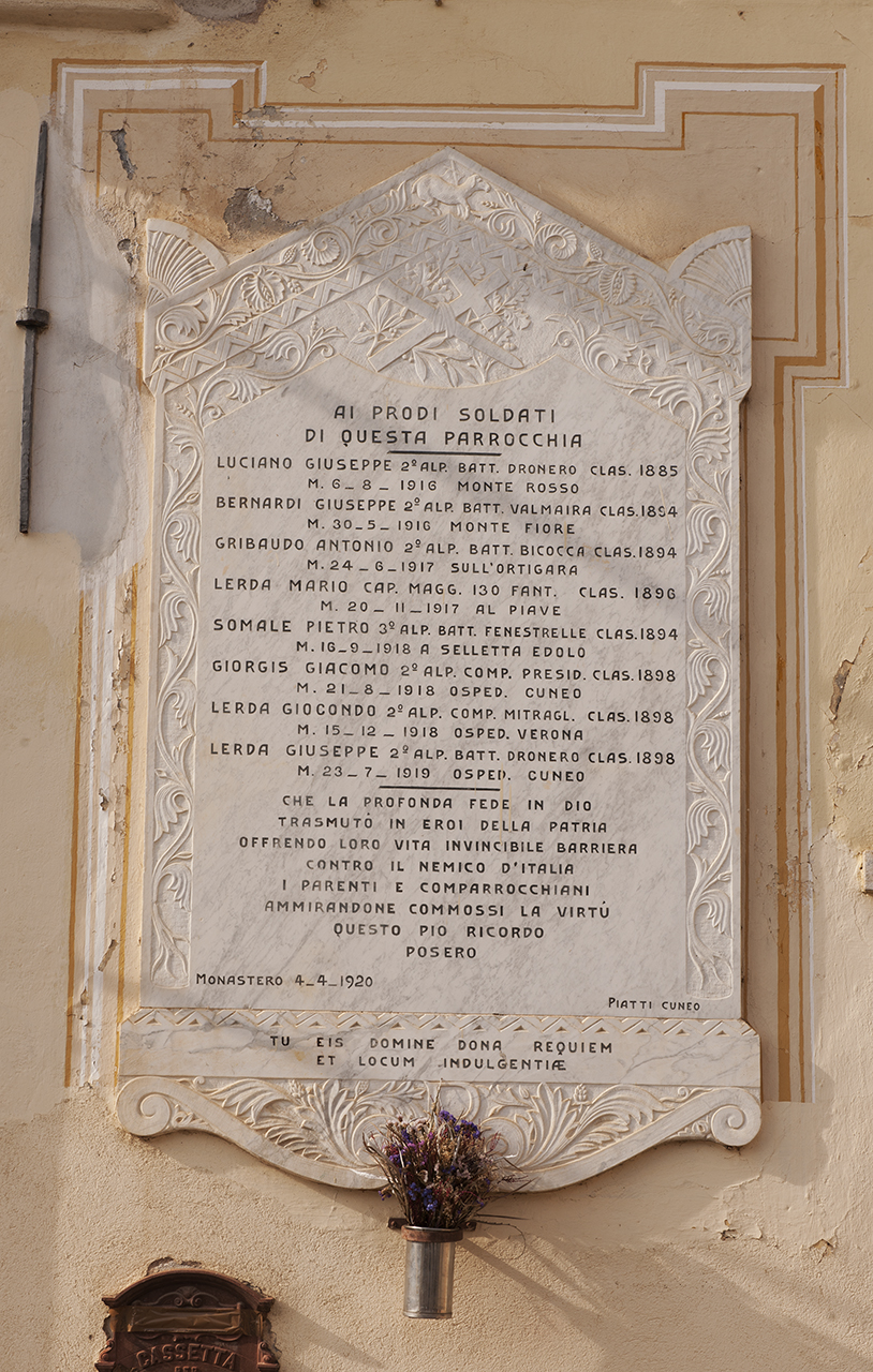 trofeo (lapide commemorativa ai caduti) di Piatti Ditta (primo quarto sec. XX)