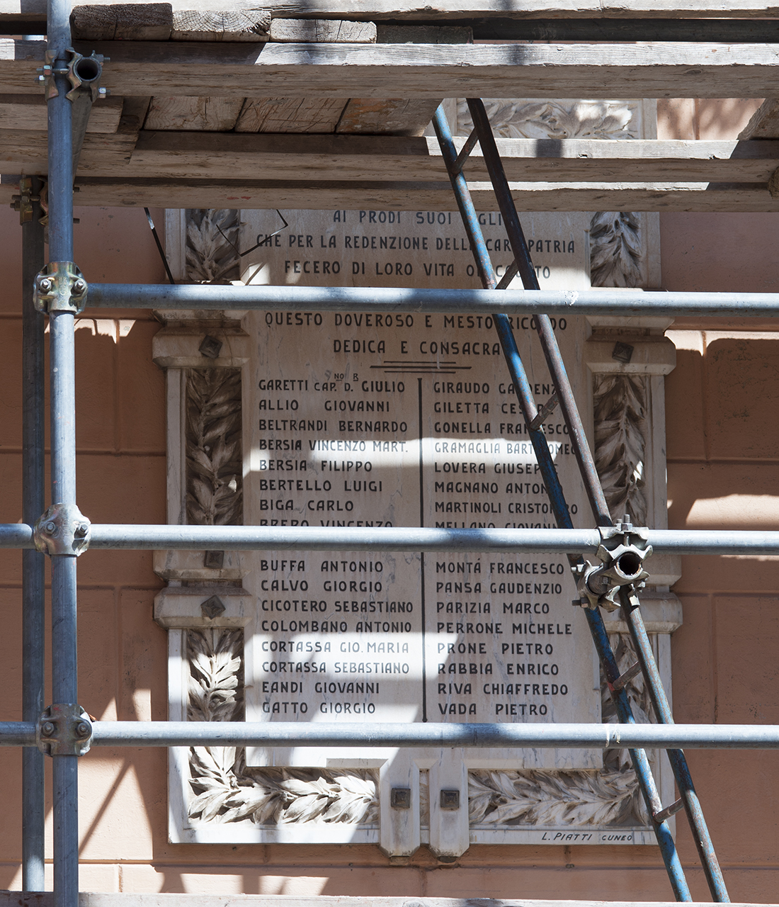 soggetto assente (lapide commemorativa ai caduti) di Piatti Ditta (primo quarto sec. XX)