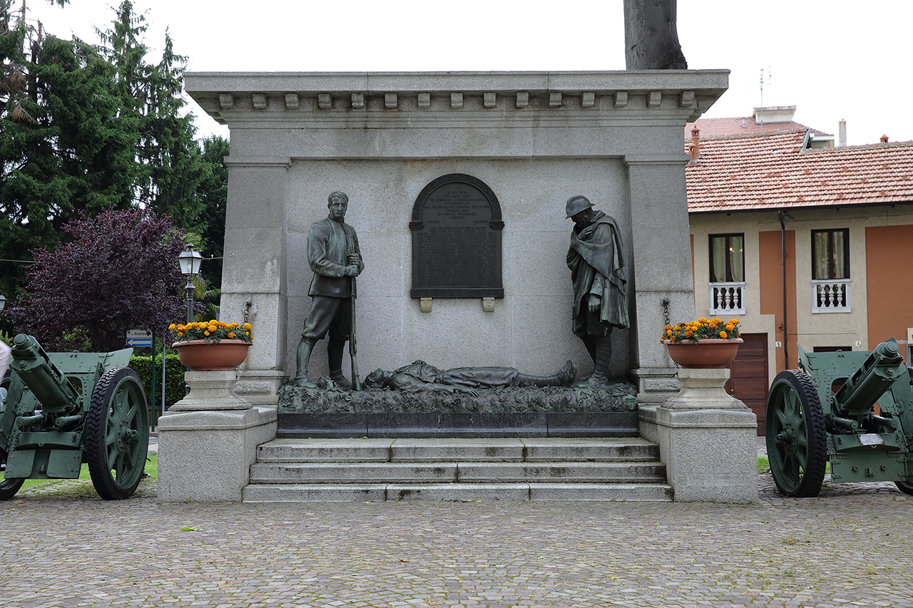 morte del soldato (monumento ai caduti) di Brunner Oscar (secondo quarto sec. XX)