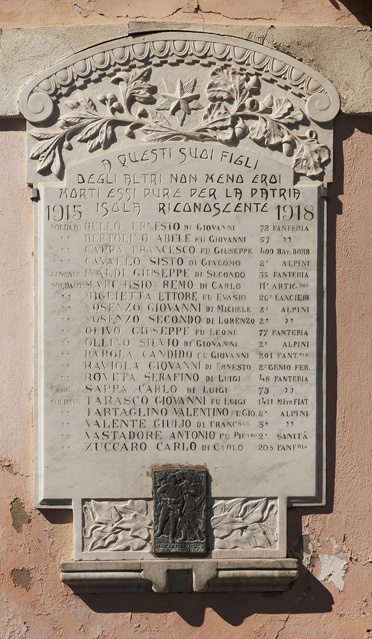 allegoria della Patria che premia un soldato (lapide commemorativa) di Bosia Lorenzo Ditta (primo quarto sec. XX)