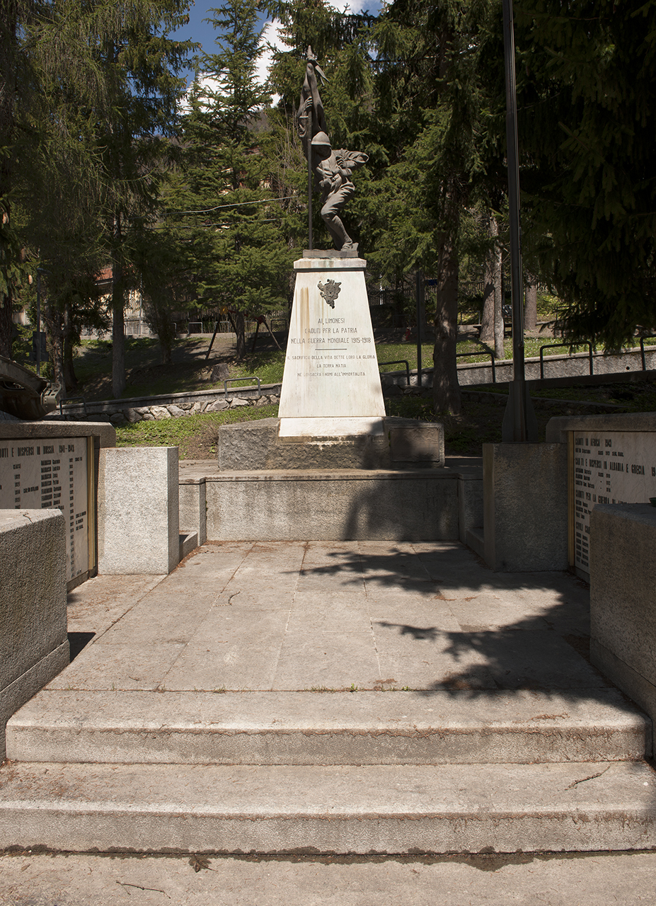 figura di soldato che porta la bandiera (monumento ai caduti - a cippo) di Catella Fratelli Ditta (primo quarto, ultimo quarto sec. XX, sec. XX)