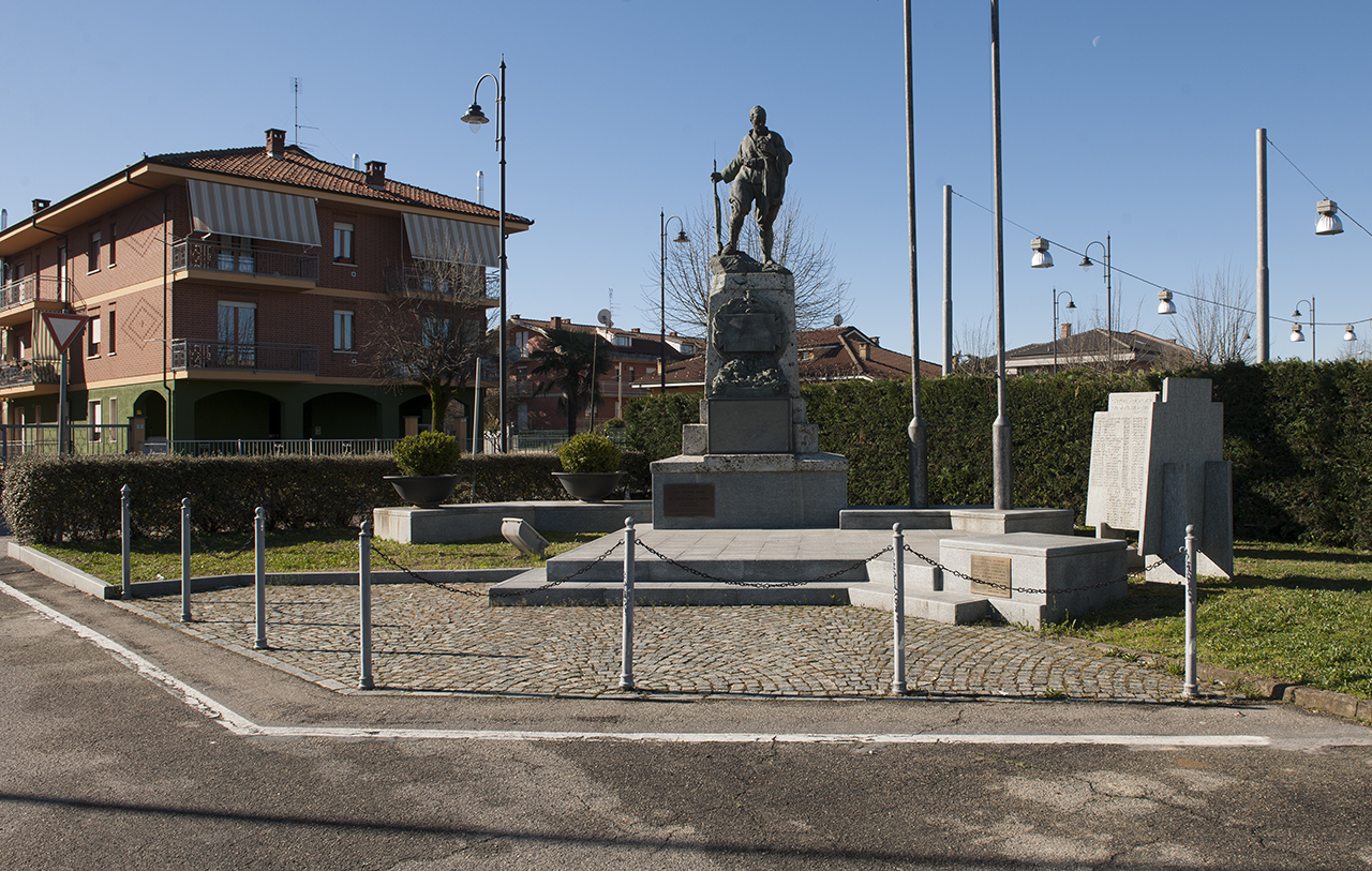 figura di soldato (monumento ai caduti - a cippo) di Musso Emilio (primo quarto, inizio sec. XX, sec. XXI)