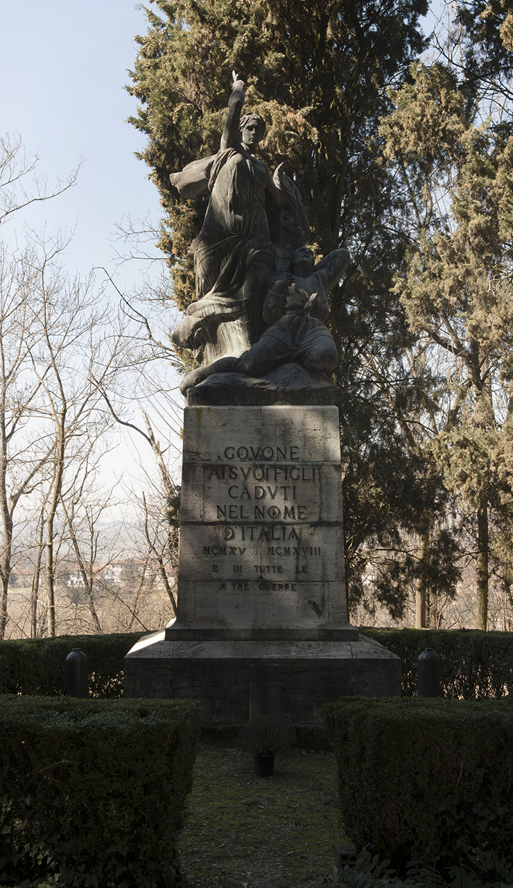 allegoria della Patria con prigioniero (monumento ai caduti - a cippo) di Musso Emilio, Bosia Lorenzo Ditta (secondo quarto, metà sec. XX, sec. XX)