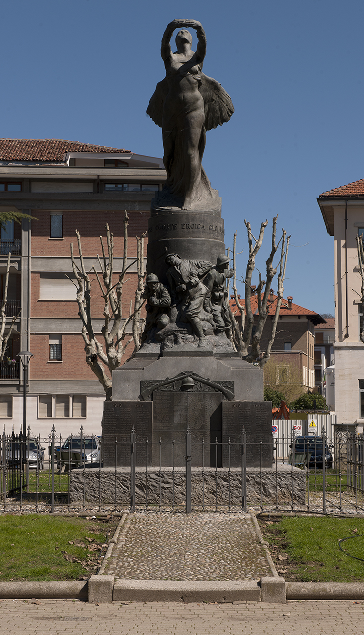 allegoria della Vittoria come donna vestita all'antica, figure di soldati in combattimento, madre con bambino (monumento ai caduti - a cippo) di Ravera Carlo (primo quarto, metà sec. XX, sec. XX)