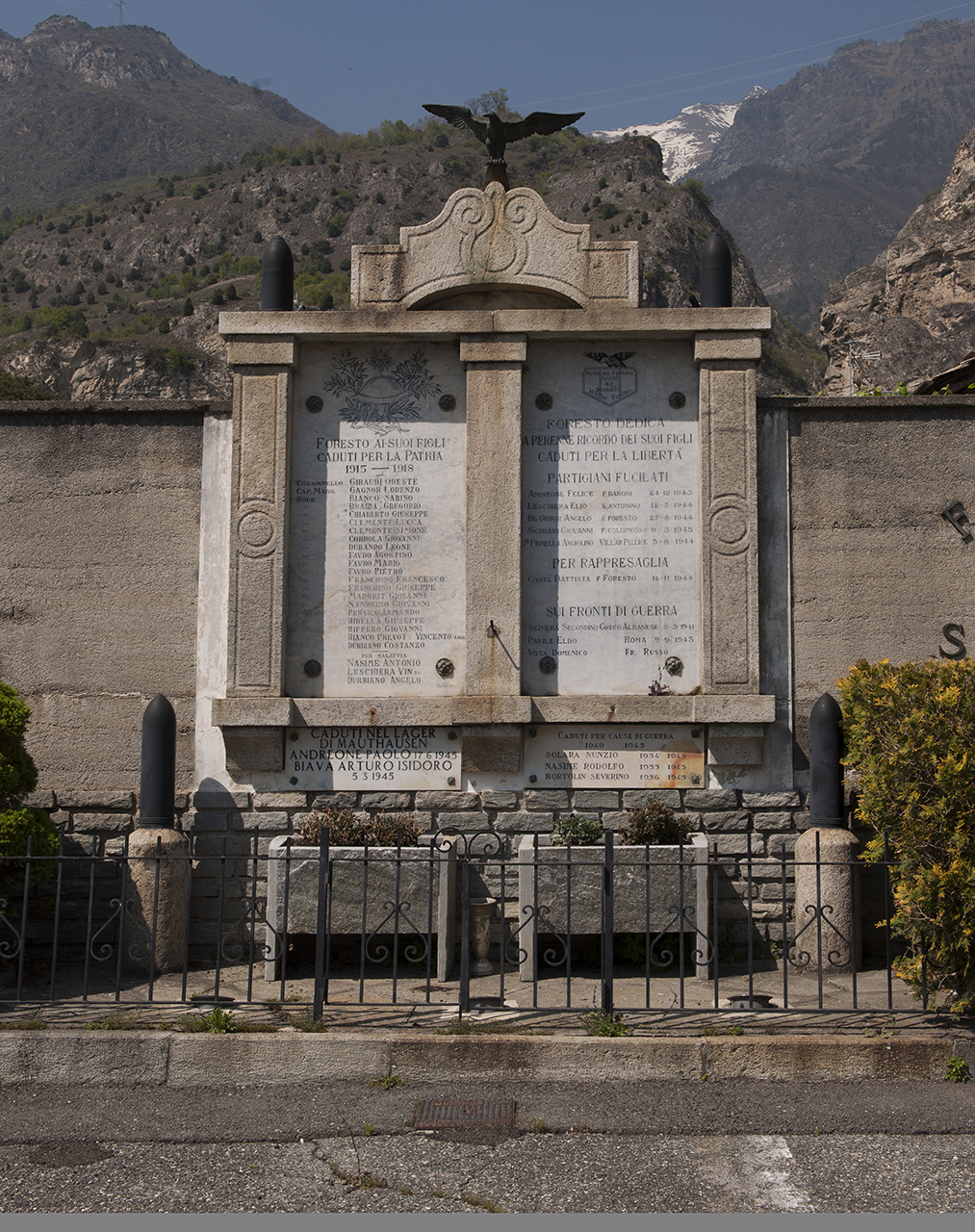 allegoria della Vittoria come aquila, elmo tra rami d'alloro (monumento ai caduti - a lapide) - ambito piemontese (metà sec. XX)