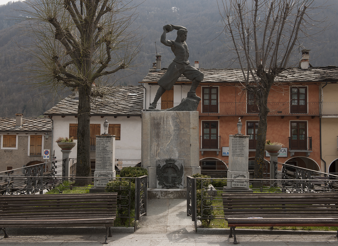 soldato con bomba a mano (monumento ai caduti - a cippo) di Somà Dino (secondo quarto sec. XX)