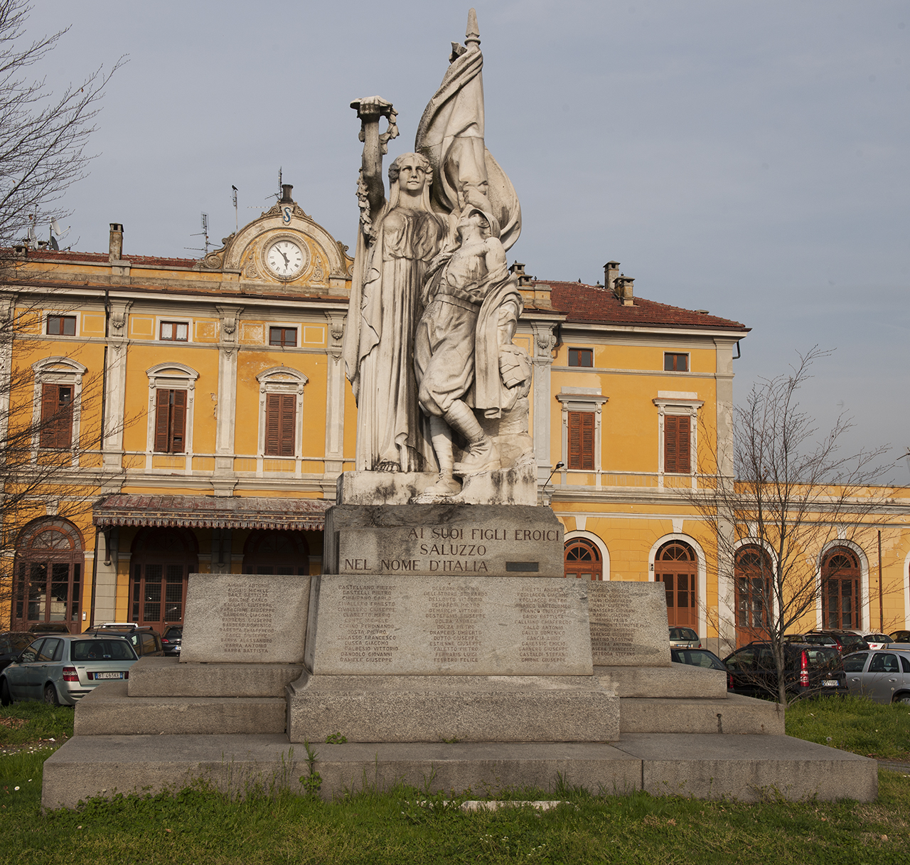 figura di soldato con allegoria della Patria (monumento ai caduti - a cippo) di Bianconi Guido (metà sec. XX)