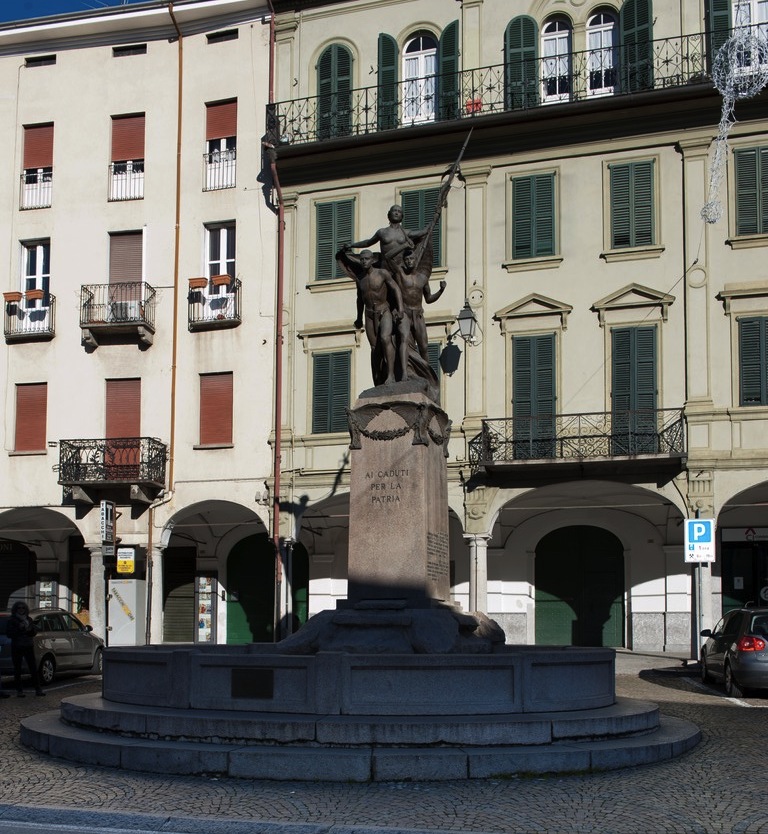 allegoria della Vittoria con due soldati, personificazione del Piave, aquile ghirlandofore (monumento ai caduti - a fontana) di Conti Carlo (primo quarto sec. XX)