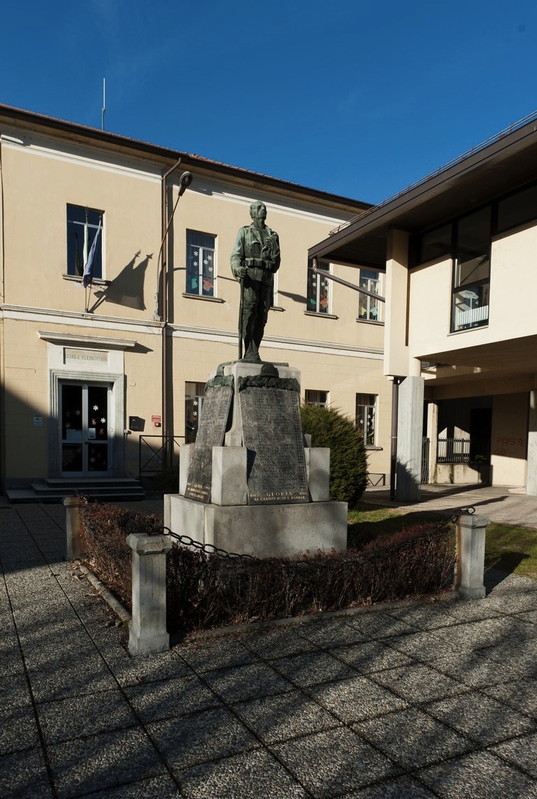 figura di soldato: fante (monumento ai caduti - a cippo) di Ferri, Giovanni Battista (prima metà sec. XX)