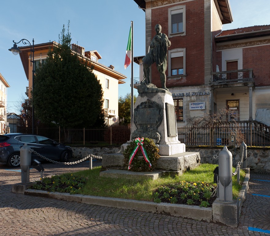 Fante ferito che trattiene al petto il tricolore (monumento ai caduti - a cippo) di Musso Emilio (primo quarto, metà sec. XX, sec. XX)