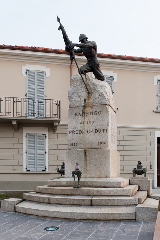 Figura di soldato che pianta il tricolore (monumento ai caduti - a cippo) - ambito piemontese (primo quarto sec. XX)