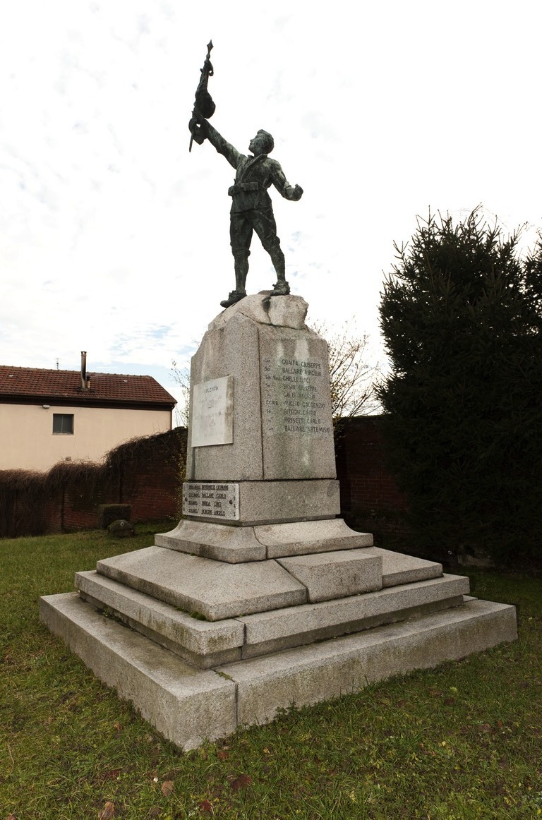 Figura di giovane che sventola il tricolore (monumento ai caduti - a cippo) di Rossi Gaudenzio (primo quarto sec. XX)